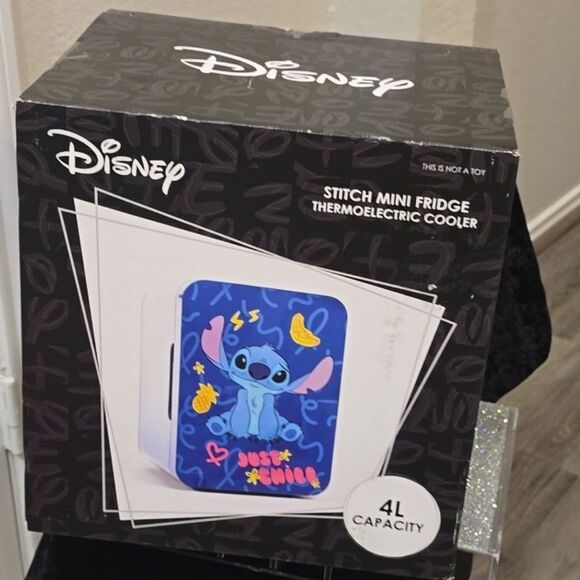 Disney Stitch 4L Capacity Mini Fridge - Picture 8 of 9